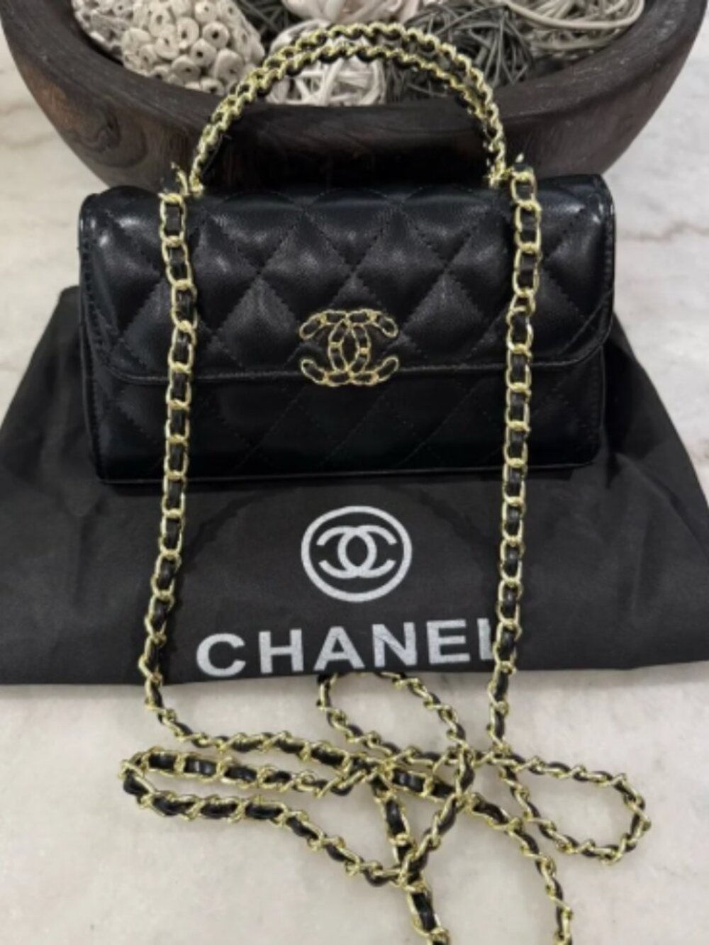 CC - Gorgeous handbag black with gold hardware
